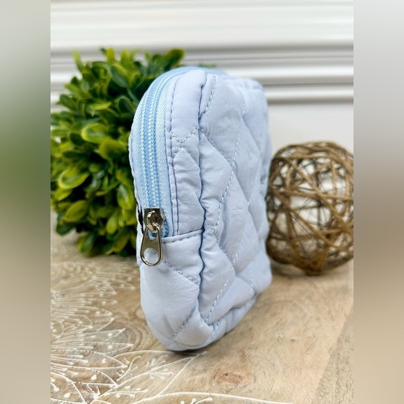 Cute Quilted Cosmetic Bag, Toiletry Bag with Bows - Picture 5 of 9